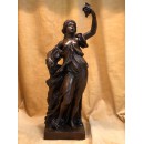 45. Bacchante avec grappe de raisins - noyer, brillant